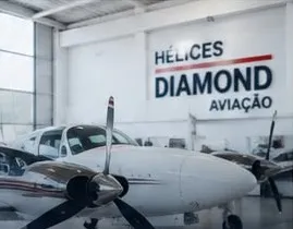 Aeronave no hangar da Diamond Aviação