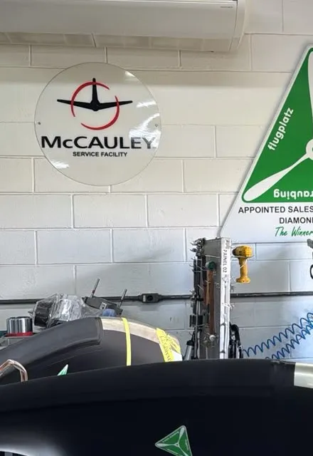 Placa McCauley Service Facility na oficina da Diamond Aviação
